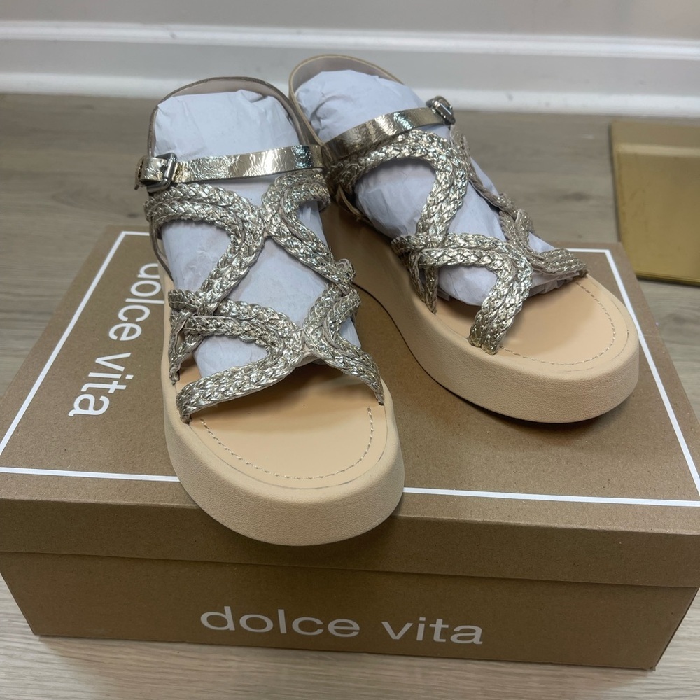 NWB Dolce Vita Gatsby Sandals in metallic Platinum size 8.5 - Picture 2 of 9
